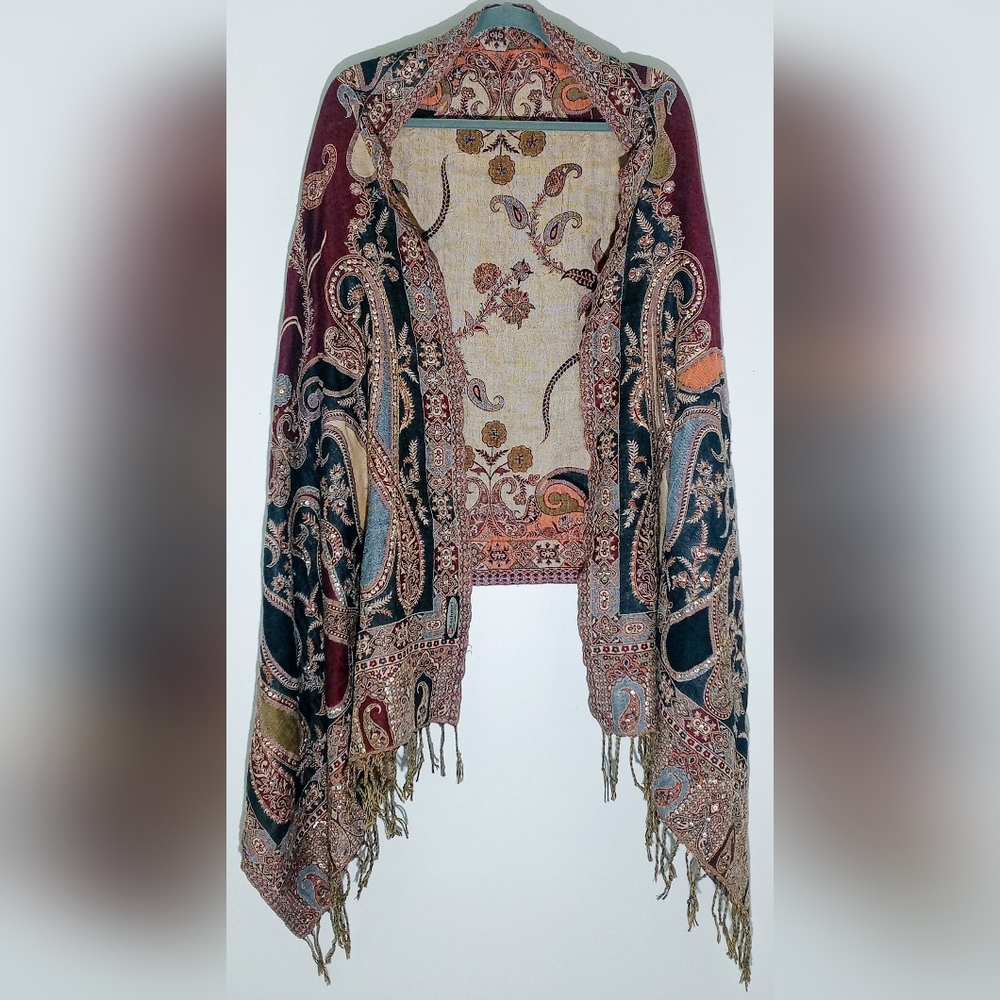 LIGHTWEIGHT WOMEN'S SCARF WITH DARK RED CENTERAND PAISLEY PRINT